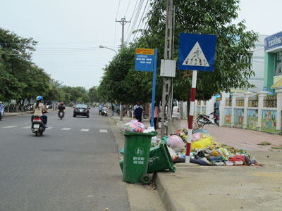 Đổ rác ngay tại trạm xe buýt