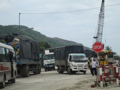 Thi công cầu vượt đường sắt Hòa Tân: Cần có biện pháp khắc phục ùn tắc cục bộ