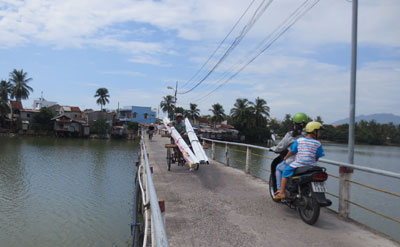 Cầu Ngọc Thảo xuống cấp gây lo lắng cho người dân mỗi khi qua cầu.