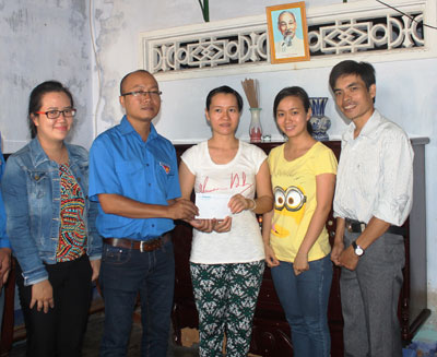 Thăm và tặng quà 5 gia đình cán bộ kiểm ngư