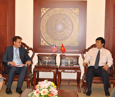 Ông Trần Sơn Hải thông tin tới ngài M. Patrick Ellsworth về tình hình kinh tế - xã hội của tỉnh.