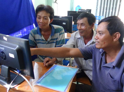 Ông Ngô Duy Phước (giữa) và nông dân xã Sông Cầu lên mạng để tham khảo thông tin kỹ thuật cây trồng.