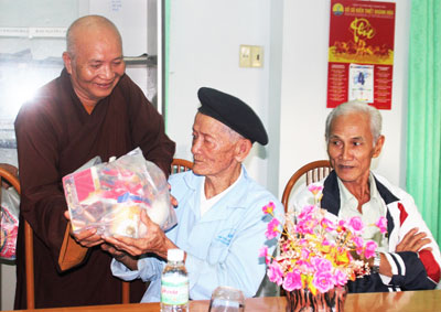 Tặng 570 suất quà cho các cơ sở xã hội