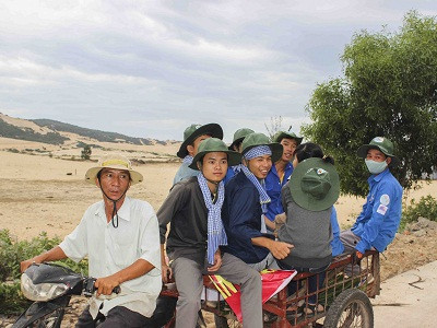 Các bạn được chở bằng xe lôi từ địa điểm đóng quân tới địa bàn tình nguyện.