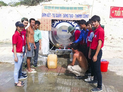 Người dân tới lấy nước tại công trình thanh niên “dòng nước quê hương” do đội tình nguyện xây dựng.