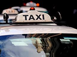 Tài xế taxi giấu túi xách của khách bỏ quên