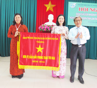 Nhận cờ thi đua của Chính phủ