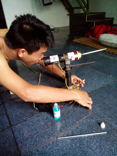 Thanh niên tên B. đang thực hiện ngắm bắn súng cồn.