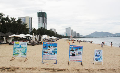 Tuy UBND TP. Nha Trang đã 3 lần yêu cầu di dời khỏi công viên biển nhưng Công ty TNHH Sinh Thái không chấp hành. (Ảnh chụp chiều 5-8)