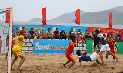 Khán giả cổ vũ cho các đội bóng.