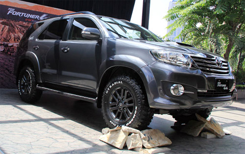 Toyota Fortuner G 4x4 VNT trang bị động cơ dầu 2,5 lít giá 41.000 USD tại Indonesia.