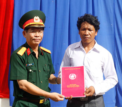 Đại tá Trần Thân - Phó Chính ủy Bộ Chỉ huy Quân sự tỉnh trao quyết định bàn giao công trình.
