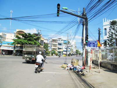 Rác nơi trụ đèn giao thông