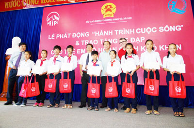 Các đồng chí lãnh đạo trao quà cho trẻ em nghèo hiếu học