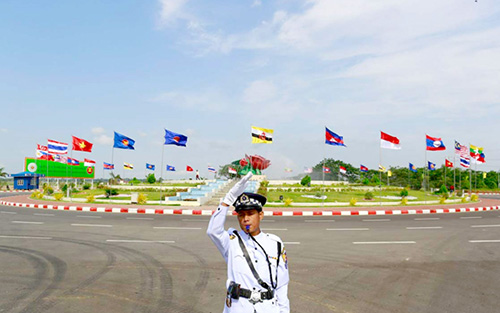  Cảnh sát Myanmar tại Nay Pyi Taw phục vụ hội nghị (Ảnh: Reuters).