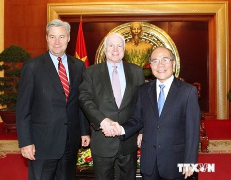Chủ tịch Quốc hội Nguyễn Sinh Hùng tiếp hai thượng nghị sỹ John McCain (giữa) và Sheldon Whitehouse (bên trái). Ảnh TTXVN