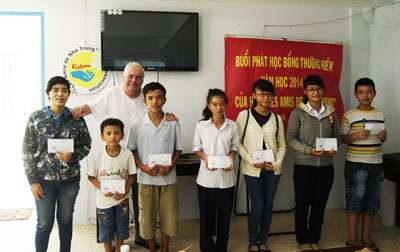 Ông Rene’ Boulanger - Chủ tịch Hội Les Amis de Nha Trang trao học bổng cho học sinh.