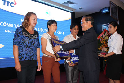 rao thưởng cho các hộ trồng mía tiêu biểu.