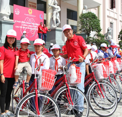 Tiếp bước cho trẻ em nghèo tới trường