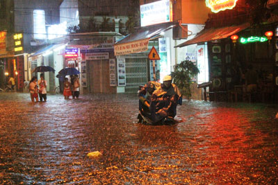 Tình trạng như thế này sẽ không còn khi hệ thống thoát nước hoàn thiện. (Ảnh chụp tối 4-8 trên đường Hùng Vương).  