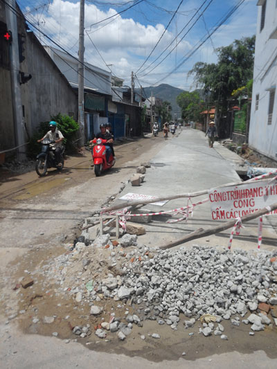 Công trình nâng cấp đường Bà Đề thi công chậm: Ảnh hưởng tới người dân