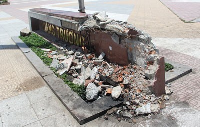 Bảng tên Quảng trường 2-4 bị hỏng