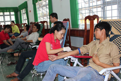 Hơn 300 công nhân hiến máu nhân đạo