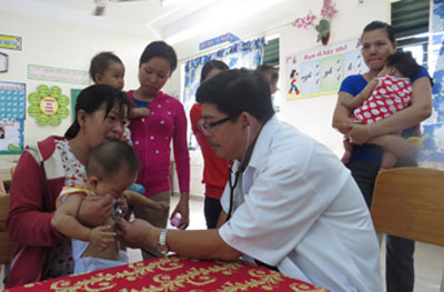 Hơn 100 bà mẹ được tư vấn dinh dưỡng nuôi con