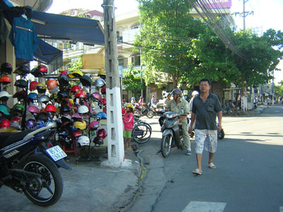 Lấn chiếm vỉa hè buôn bán