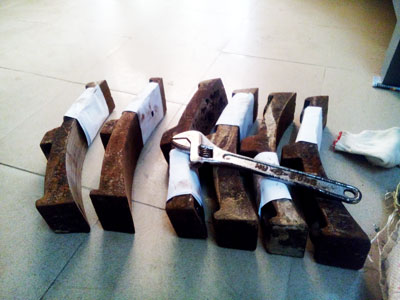 Một số má phanh bị trộm đã được cơ quan công an thu giữ.