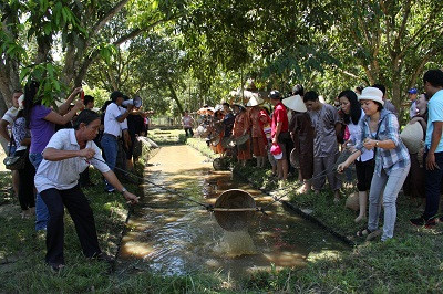 Để bắt được cá, du khách phải tát nước trong mương bằng chiếc gầu giai.