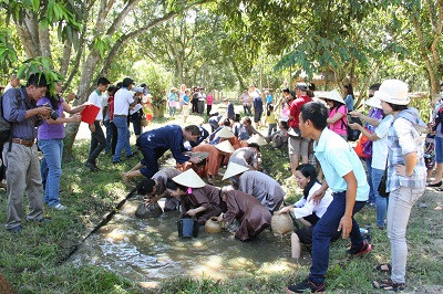 Rồi cùng nhau thử tài sát cá của mình.