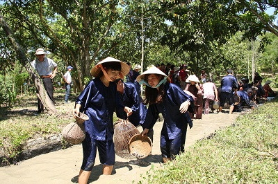 Còn các bạn trẻ hiểu hơn về công việc lao động vất vả của người nông dân.