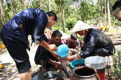 Làm sạch những chú cá đã bắt được.