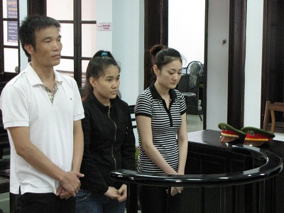 Từ trái qua, các bị cáo: Hùng, Trân, Quyên.