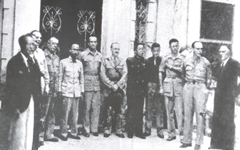 Chủ tịch Hồ Chí Minh (thứ 5 từ trái sang) trong