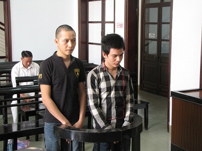 Bị cáo Lê Văn Hợp (trái) và Lê Đức Ngà.