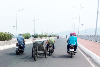 Làm xiếc trên đường