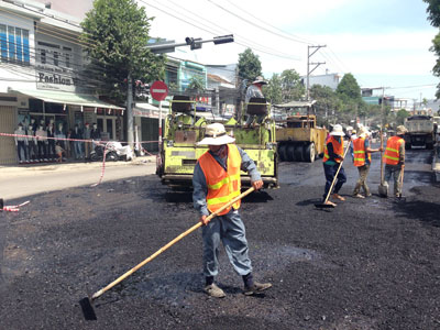 Thảm bê tông nhựa trả mặt bằng đường Lê Hồng Phong.