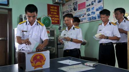  Cán bộ, chiến sĩ trên nhà giàn DK1 bỏ phiếu bầu cử (Ảnh: Ngọc Thành)