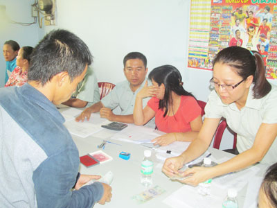 Người dân ở bãi rác Rù Rì đã nhận tiền hỗ trợ