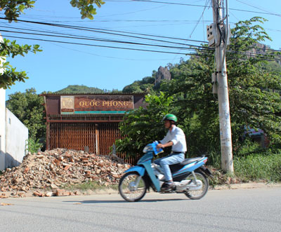 Đất đã được cấp Giấy chứng nhận quyền sử dụng đất nhưng vẫn bị người khác đổ xà bần xâm phạm.