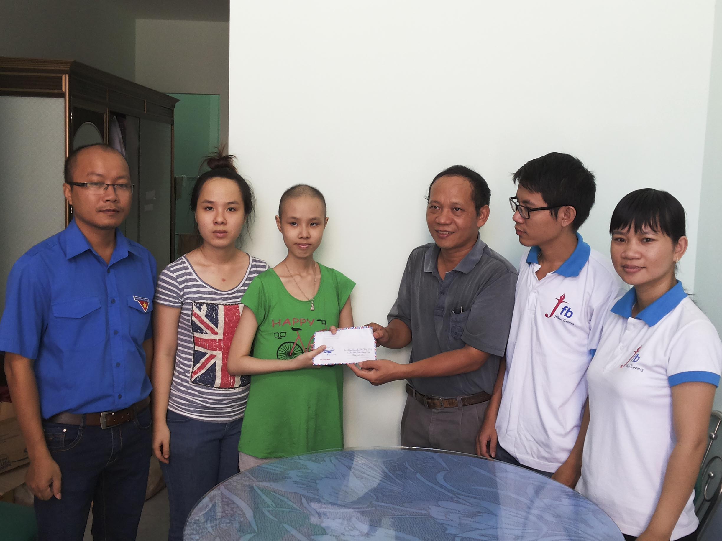 Tặng gần 10 triệu đồng cho ba chị em mồ côi