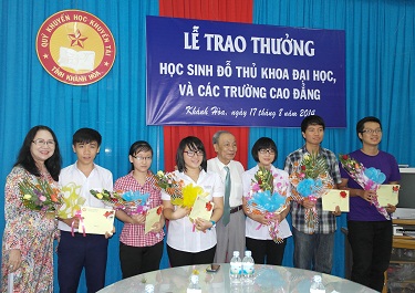 Khen thưởng 15 thủ khoa đại học, cao đẳng năm 2014