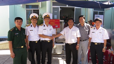 Bệnh viện Quân Y 87 tặng trang thiết bị cho Trạm Y tế xã.