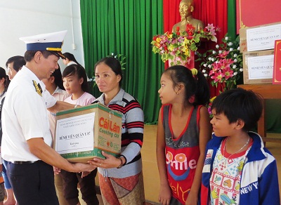 Đại diện Bệnh viện Quân Y 87 tặng quà cho người dân đảo Bình Bao