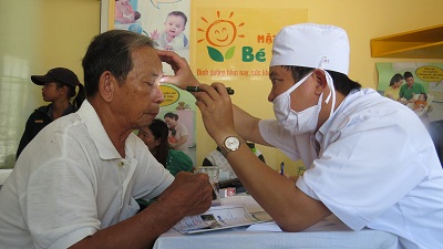 khám mắt cho người dân trên đảo.JPG