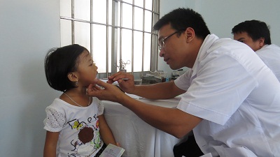 Kiểm tra răng cho trẻ em trên đảo Bình Ba.