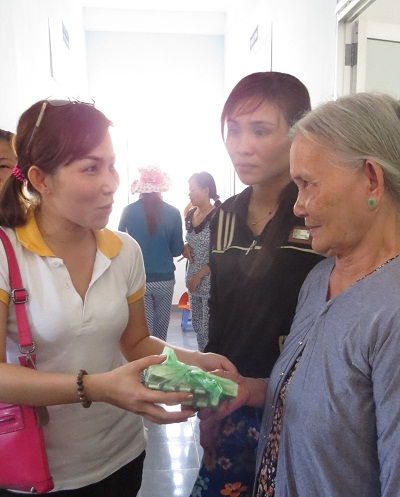 Nhân viên Viettel hỗ trợ phát thuốc đến tận tay người dân.