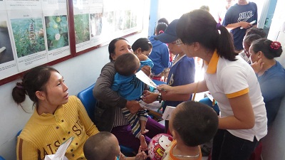 Nhân viên Viettel phát tờ rơi hướng dẫn phòng, chống bệnh cho người dân.